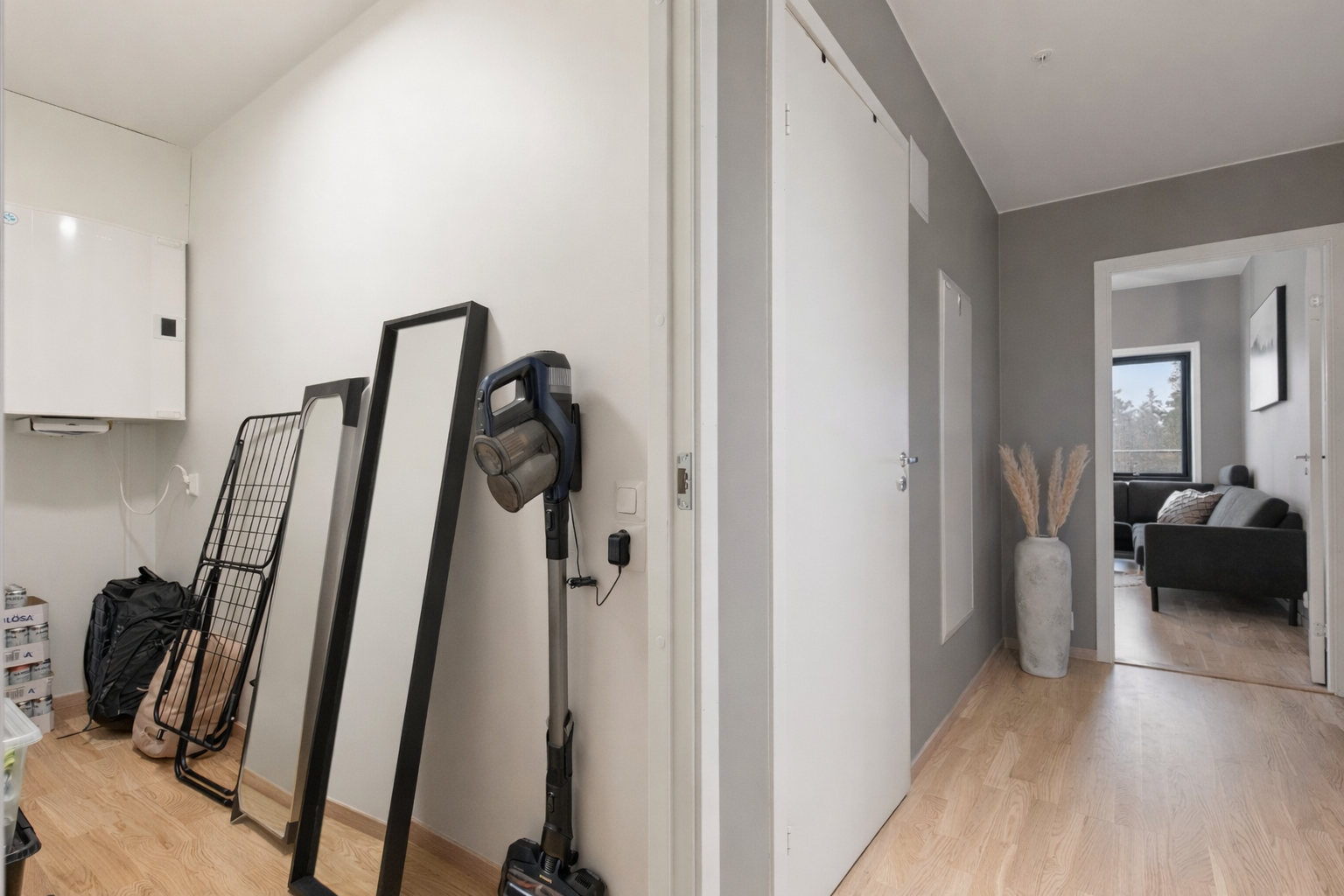 Det er praktisk innvendig bod, det er også en bod i garasjeanlegget. Galleribilde