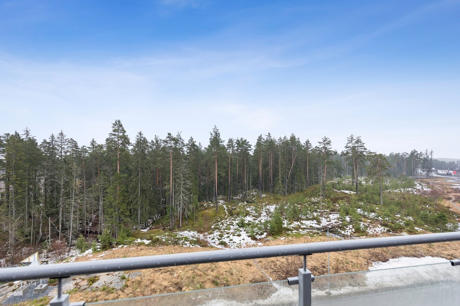 Leiligheten har en sentral beliggenhet med kort vei til offentlig kommunikasjon. Det må forventes videre utbygging i området. Jessheim stasjon er 10 minutters gangavstand unna. Galleribilde