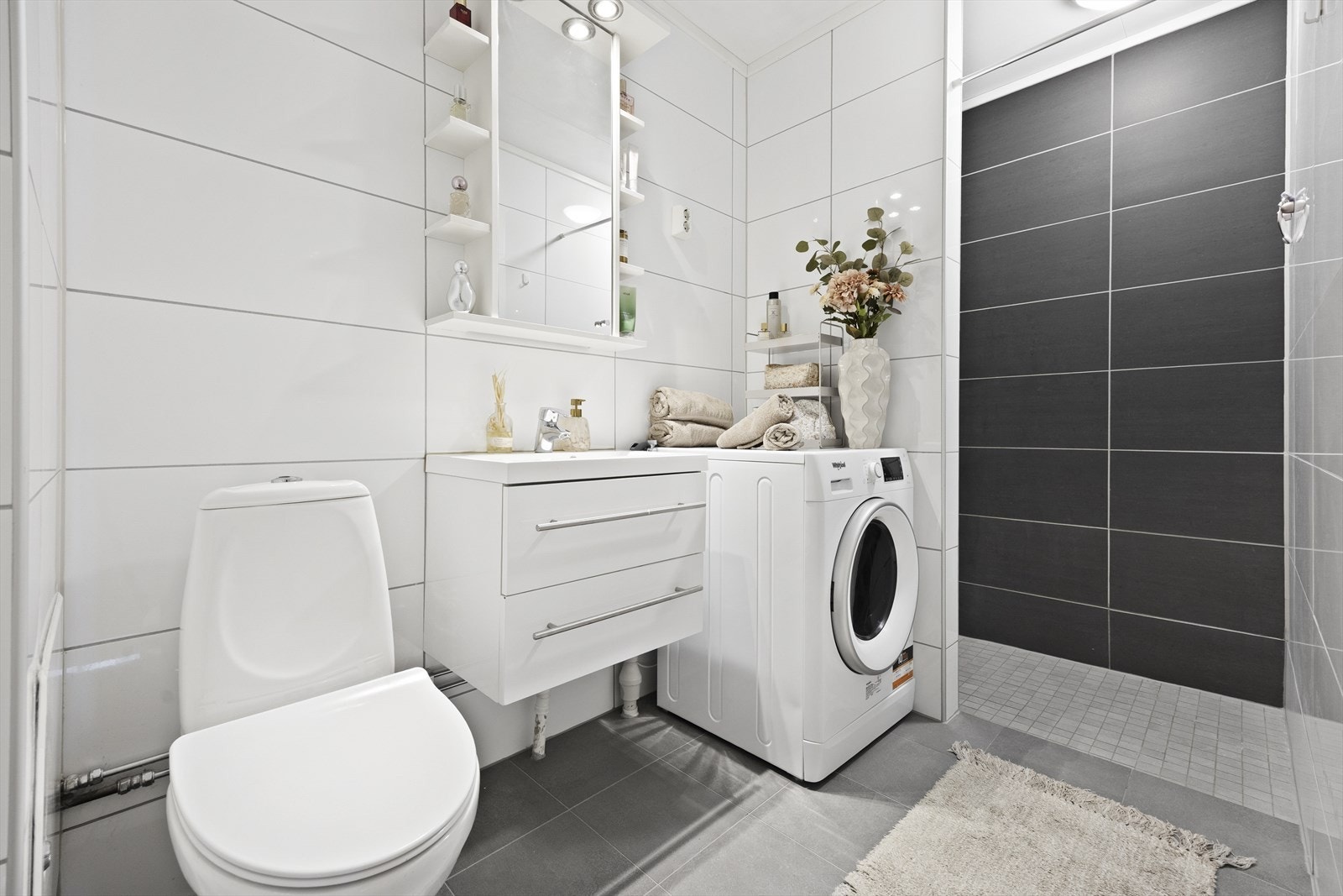 Badet ble fornyet av fagfolk i 2025, og fremstår som moderne, delikat og arealeffektivt. Galleribilde