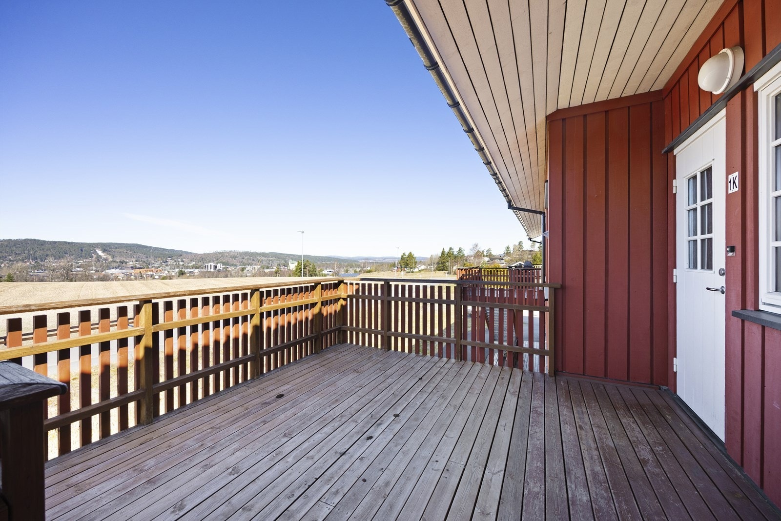 Ved inngangen til leiligheten finner man en felles veranda som deles med naboen, med plass til små sittemøbler eller kafésett. Galleribilde