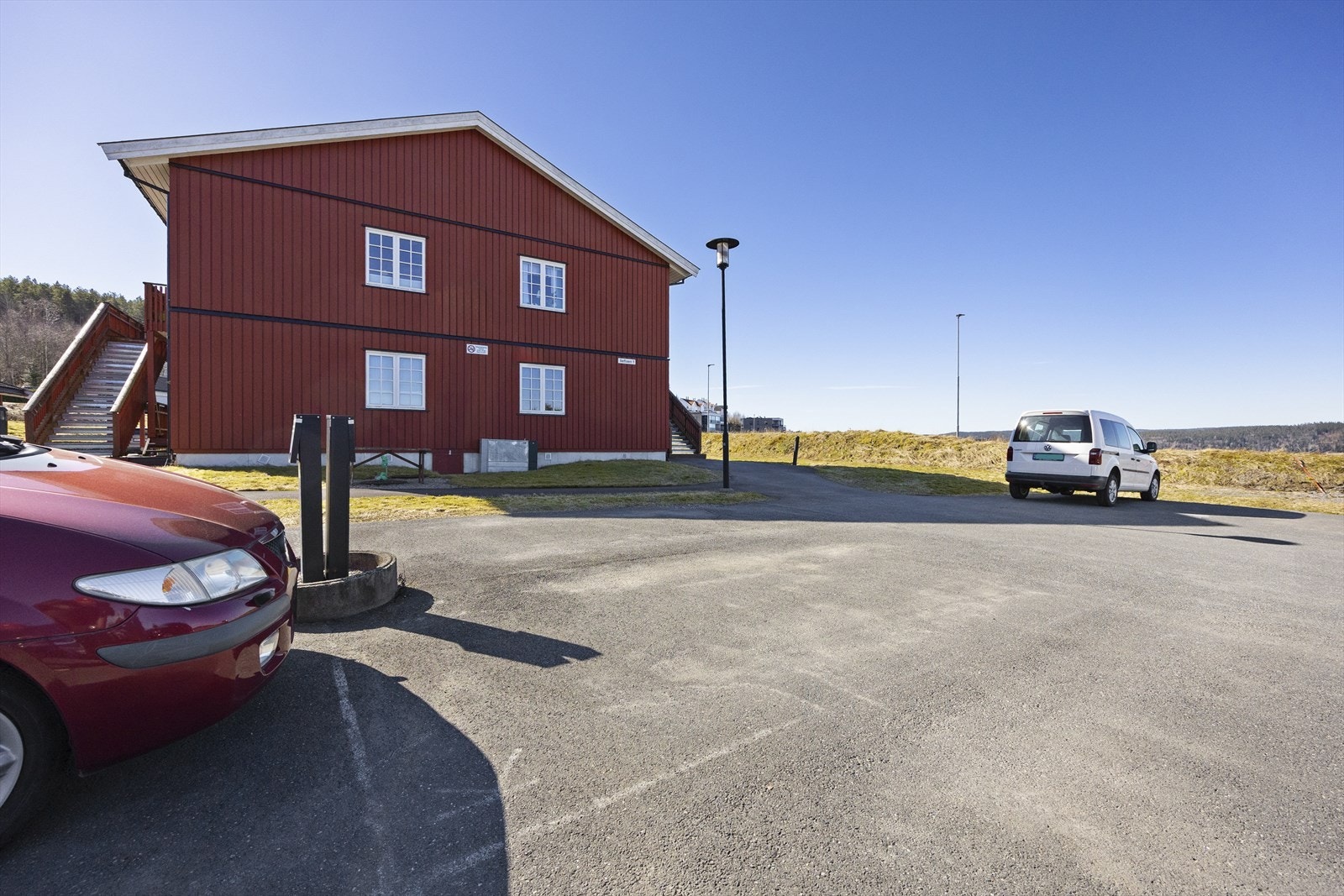 Leiligheten disponerer en utendørs biloppstillingsplass. Øvrig parkering etter områdets gjeldende bestemmelser. Galleribilde