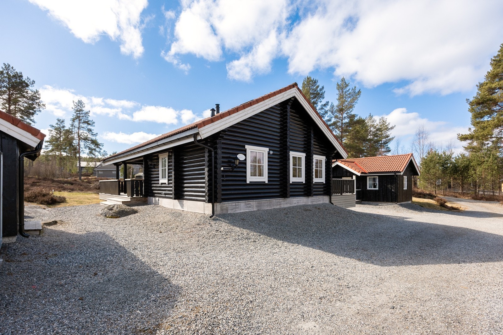 Det er gode parkeringsmuligheter på en stor, gruslagt gårdsplass. I tillegg er det tinglyst rett til å bruke felles parkeringsplass ved vannet. Galleribilde