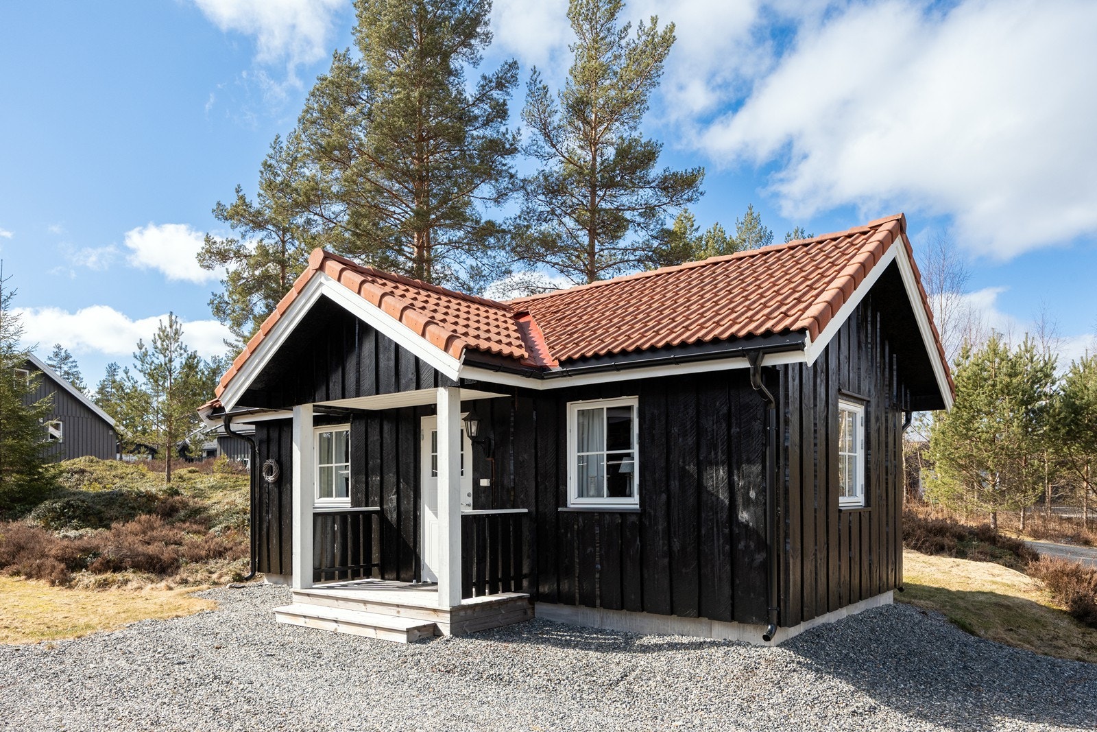 I 2019 ble det etablert et frittliggende anneks på ca. 25 kvm på tomten, et kjærkomment element for storfamilien eller når man får tilreisende feriegjester. Både anneks og hytta har installert fiber. Galleribilde