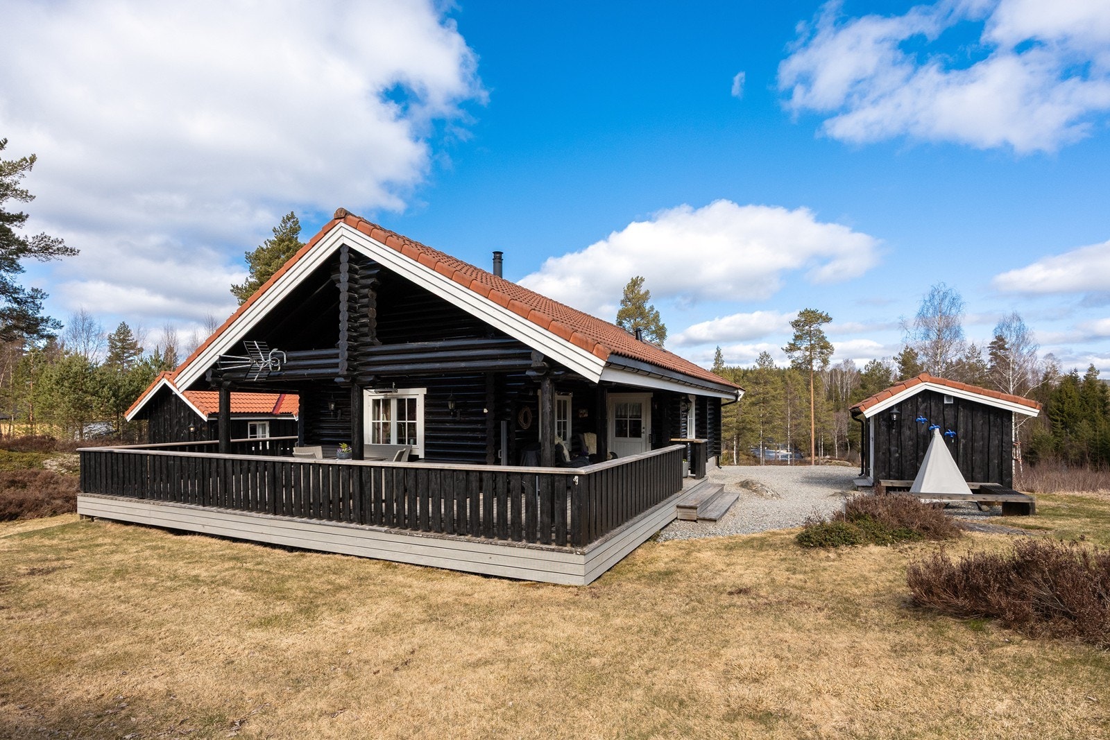 Tomten er pent opparbeidet med plenarealer og en stor, gruslagt gårdsplass. Omgivelsene er idylliske og naturskjønne; her er scenen satt for feriemodus og påfyll av energi. Galleribilde