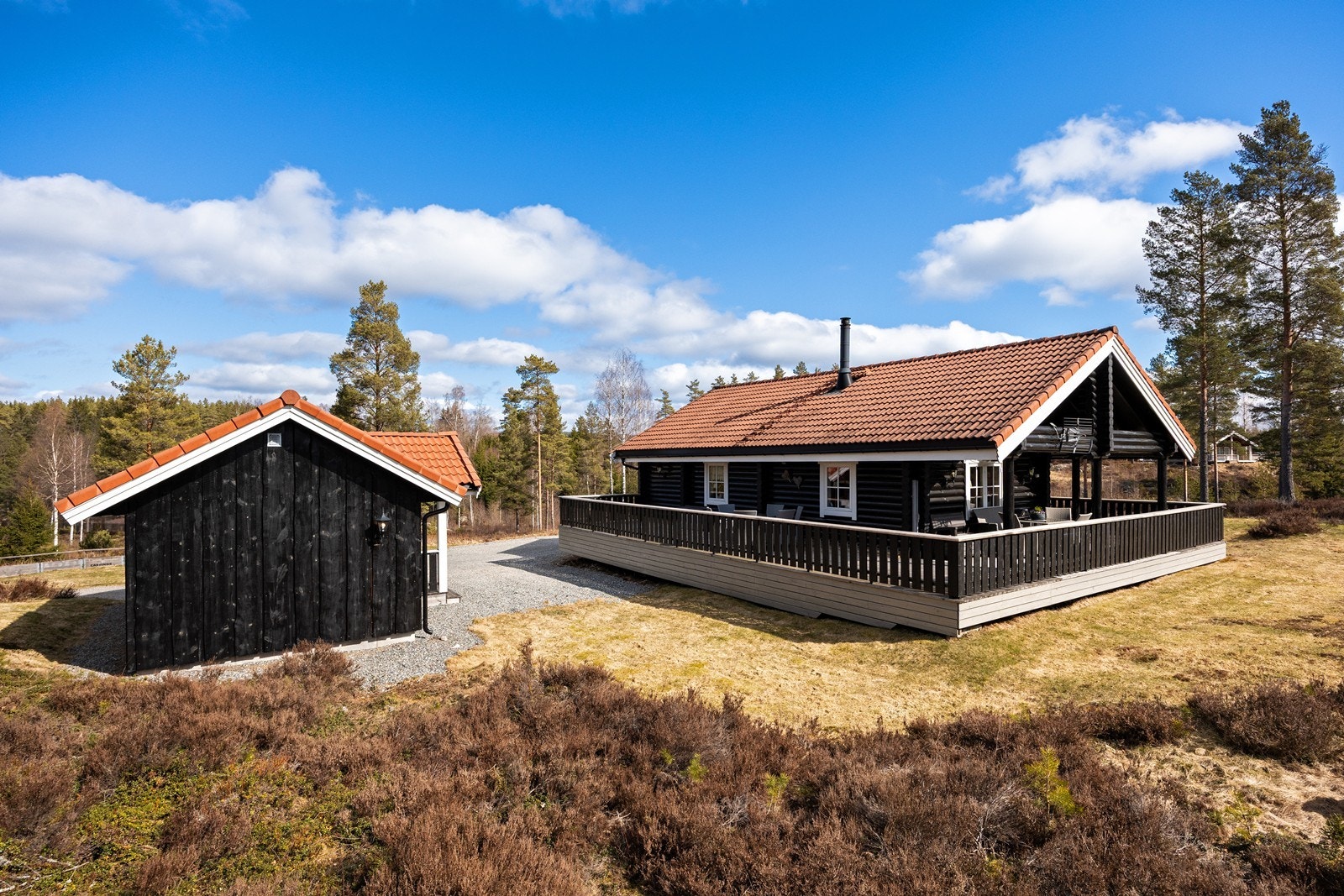 Fritidseiendommen er beliggende ved Bønsdammen og Mjermen. Mjermen er en populær og vakker innsjø med flotte knauser og pent terreng rundt sjøen. Ca 1 time og 15 min fra Oslo (ca 70 km). Galleribilde