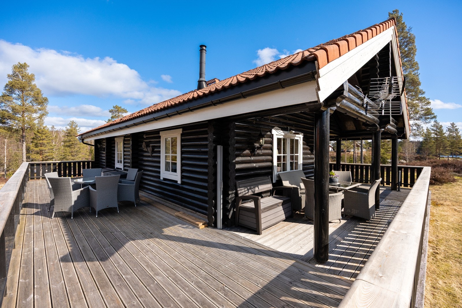 En terrasse på ca. 73 kvm strekker seg rundt nesten hele hytta, så her kan solen følges gjennom hele dagen. Galleribilde
