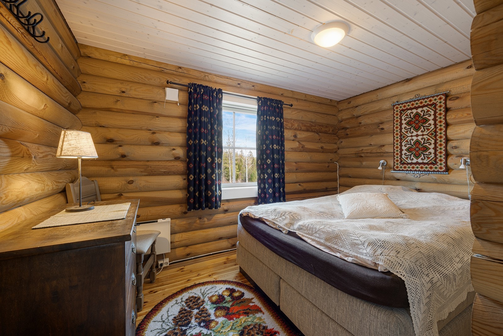 Soverommet har store sprossevinduer som sørger for rikt, naturlig lysinnslipp og gode luftemuligheter. Soverommet og boden har tømmervegger, og gulvene er lakkerte, originale heltregulv. Galleribilde