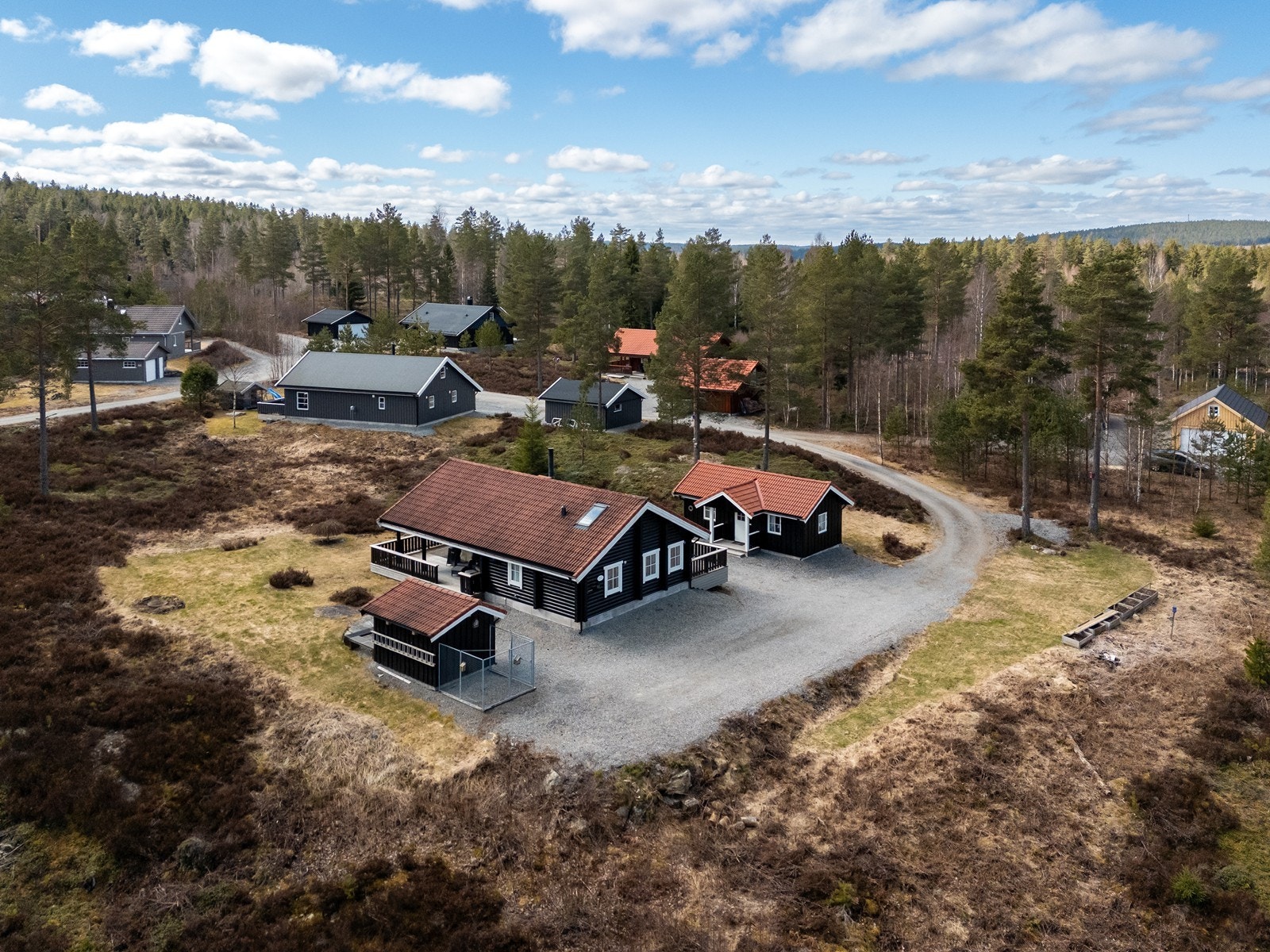 Hytta er fra 2014 og fremstår som solid og godt vedlikeholdt. Eiendommen består av hytta, et anneks og en utebod. Galleribilde