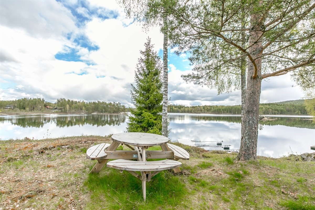 Hytteforeningen har også felles badeplass med hyggelige sittekrakker. Galleribilde