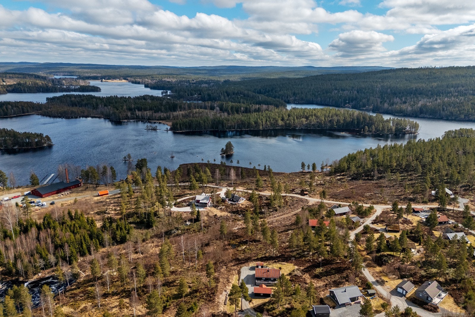 Hemnes er nærmeste sted med blant annet dagligevareforretning, og hit er det ca 10 minutters kjøretid fra hytta. Til Oslo er det ca 1 time og 15 minutters kjøretid. Galleribilde