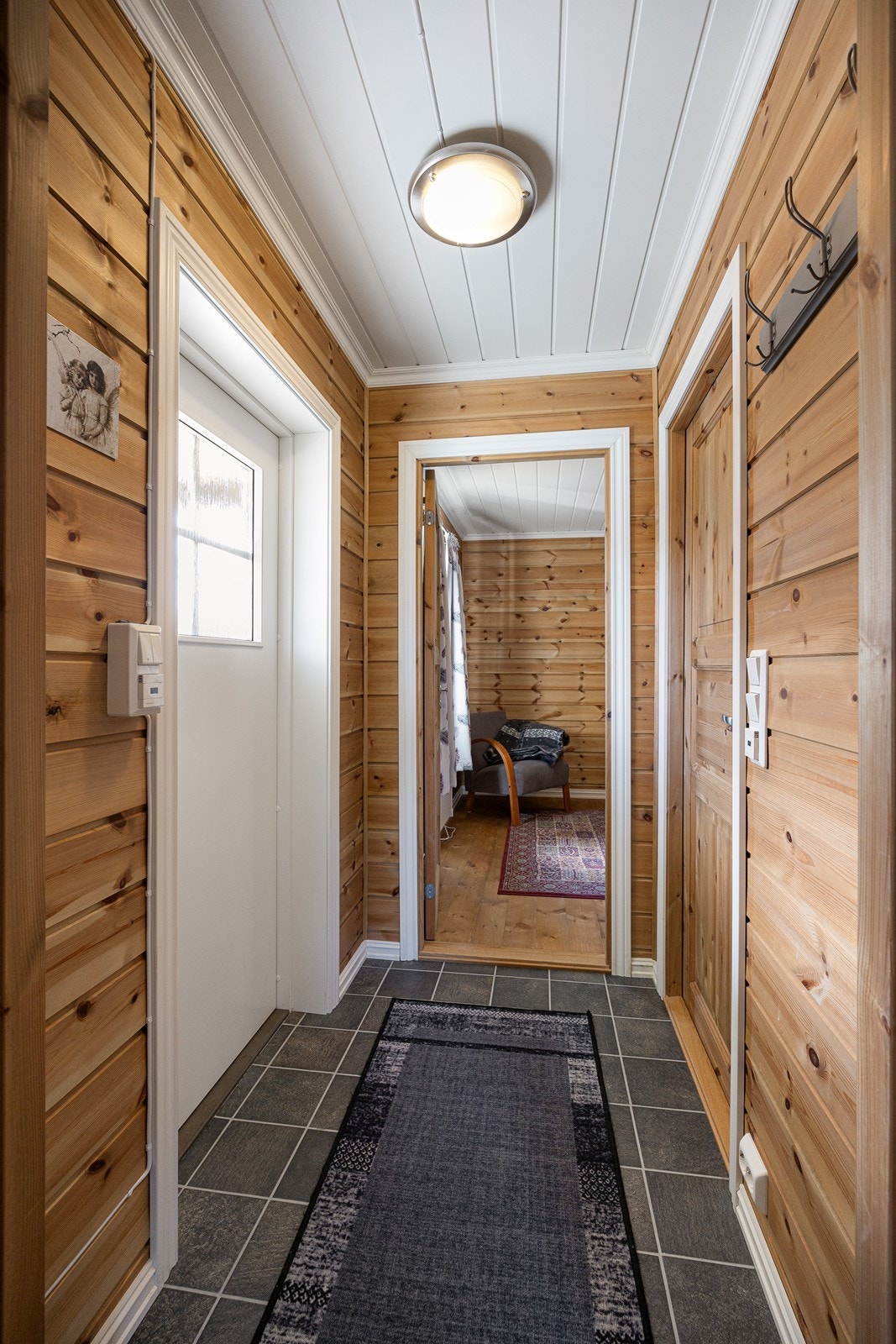 Annekset inneholder entré, wc-rom og to soverom, og det er elektrisk gulvvarme i entreen og på wc-rommet. Galleribilde