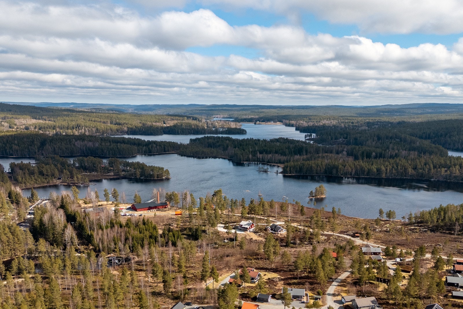 Flotte turområder gir god rekreasjon rett utenfor døra, og det er kort gange ned til innsjøen Mjermen med badeplass og felles bryggeanlegg hvor det er mulig å leie båtplass. Galleribilde