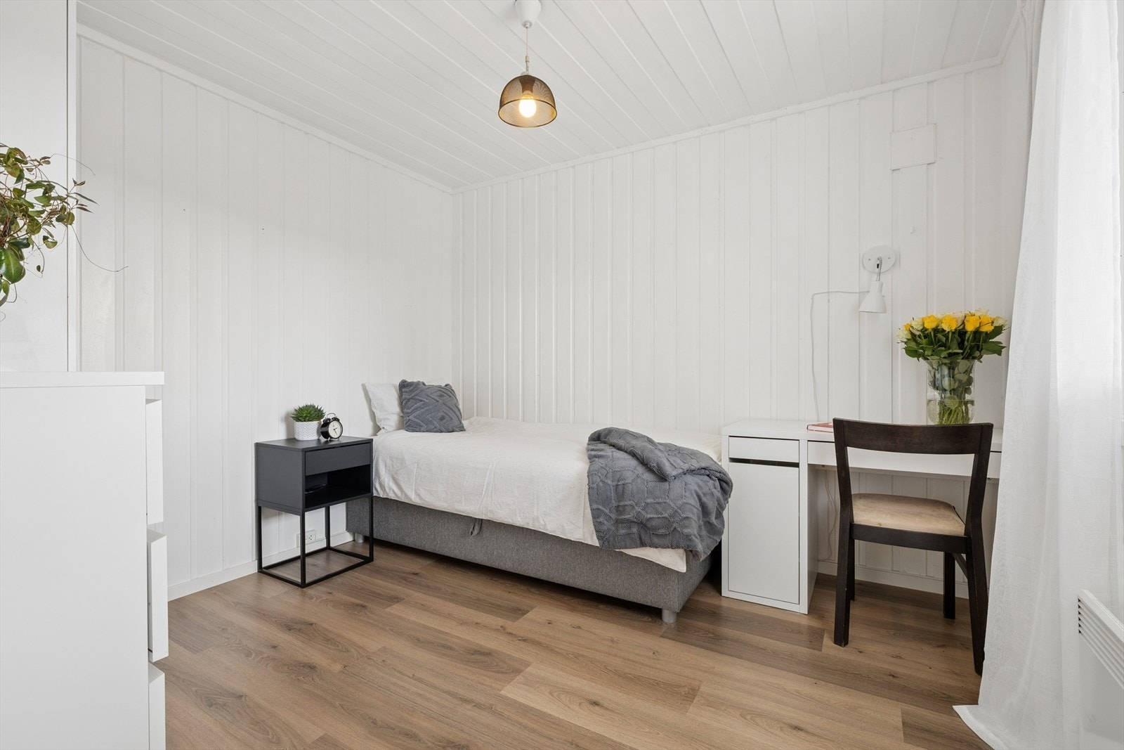 Et lyst og anvendelig soverom i underetasjen, egnet som soverom eller kontor. Galleribilde