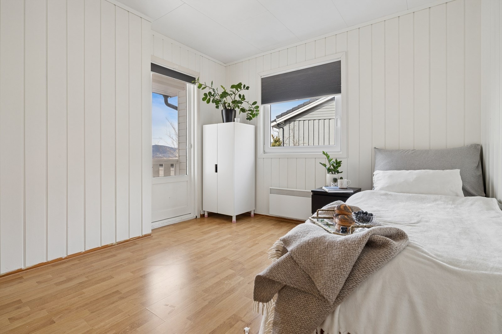Det andre soverommet i 1. etasje har utgang til en egen luftebalkong på 1 m². Galleribilde
