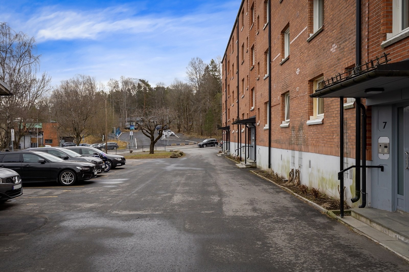 Et hyggelig boligområde som grenser til Østmarka. Her er det luft mellom bebyggelsen og store grøntarealer å boltre seg i Galleribilde