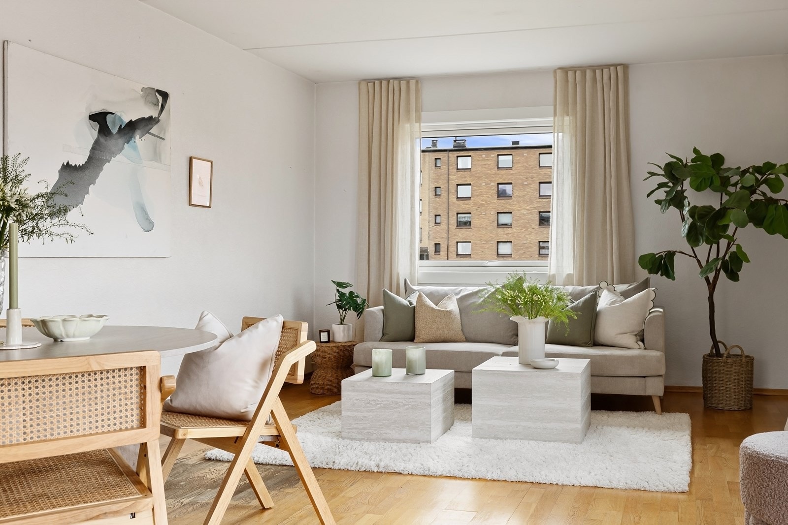 God plass til sofagruppe samt plass til å dekke opp med langbord om ønskelig. Galleribilde