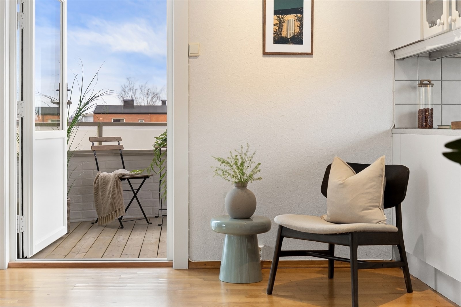Fra stue er det utgang til vestvendt balkong, en fin forlengelse av leiligheten i sommerhalvåret. Galleribilde