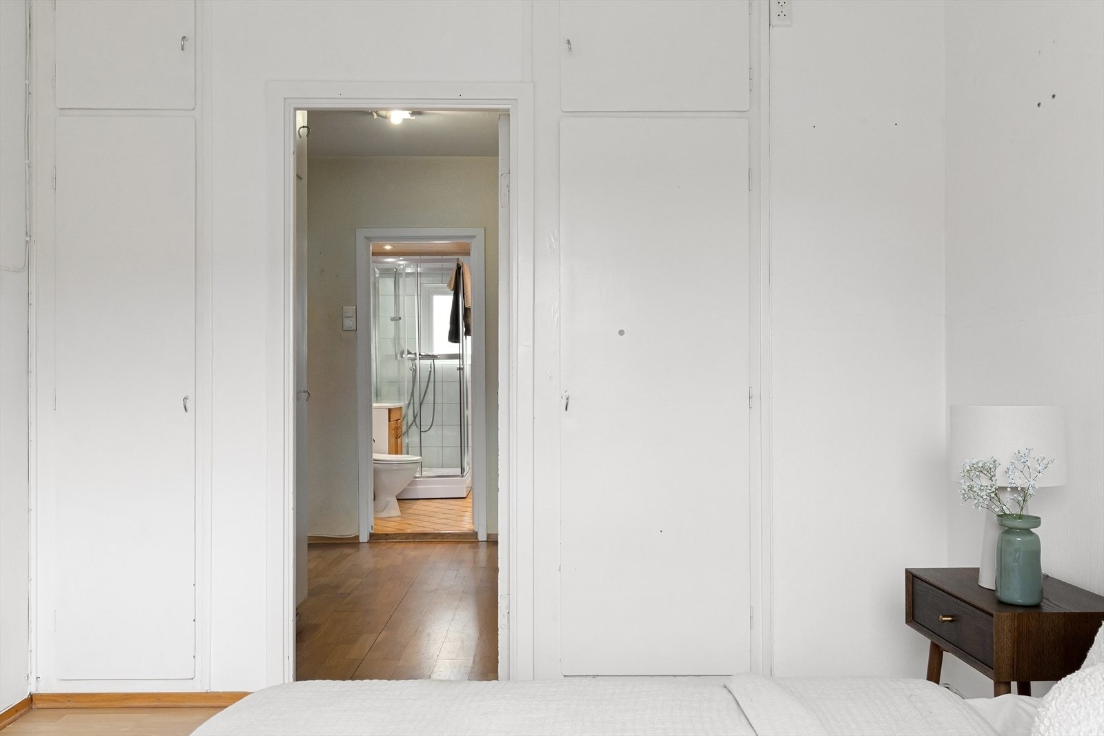 Plassbygget garderobeskap, trolig fra byggeår. Galleribilde