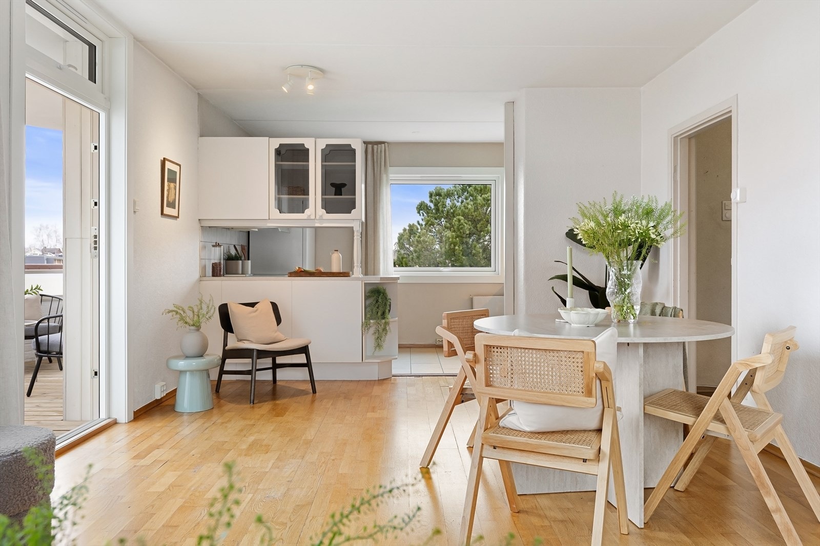 Oppvarming med radiatorer tilknyttet felles varmeanlegg. Varmtvann og fyring er inkludert i felleskostnader. Galleribilde