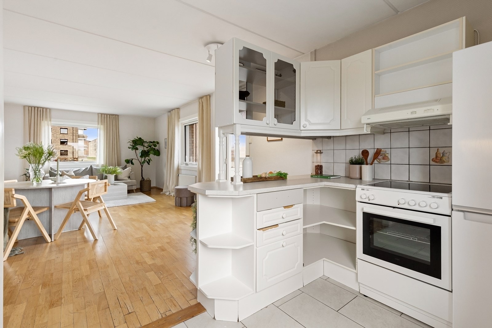 Eldre kjøkken med profilerte fronter, enkelte glassfronter i overskap og fliser på vegg. Laminat benkeplate og kullfilterventilator. Galleribilde
