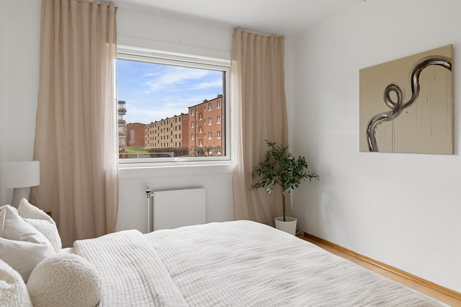 Plass til ytterligere garderobe om ønskelig. Galleribilde