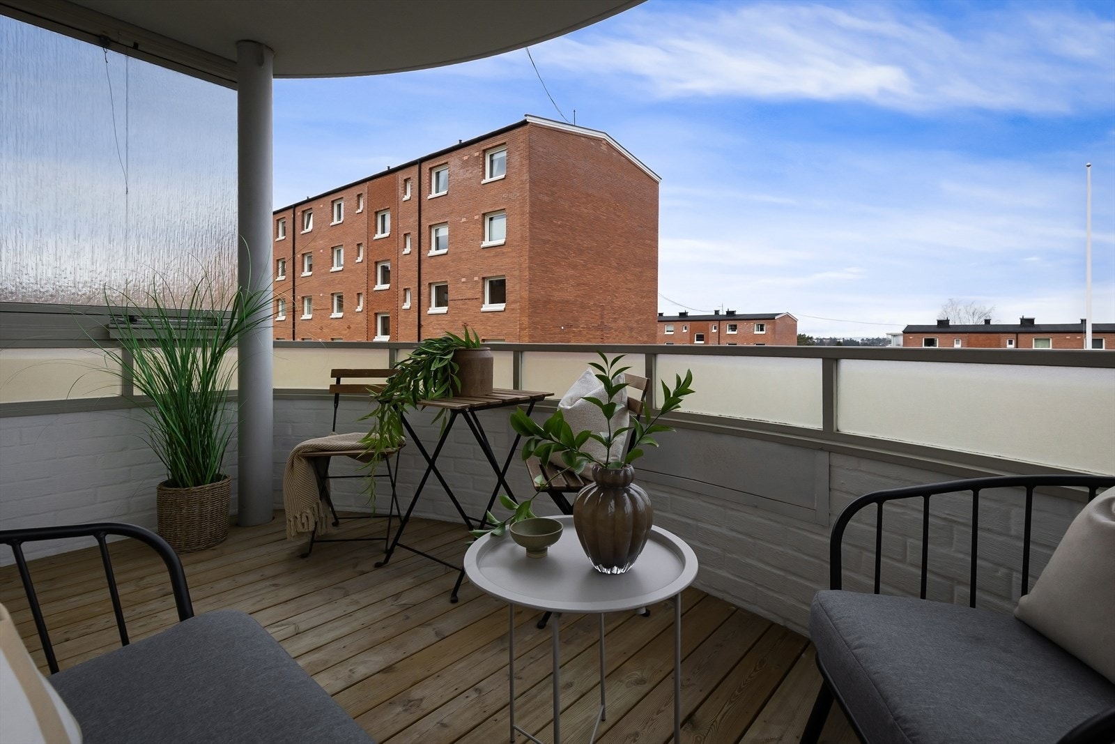 Balkongen er på ca. 7 kvm med utebelysning, terrassebord, rekkverk i murkonstruksjon med metall profiler samt glassvegg. Galleribilde