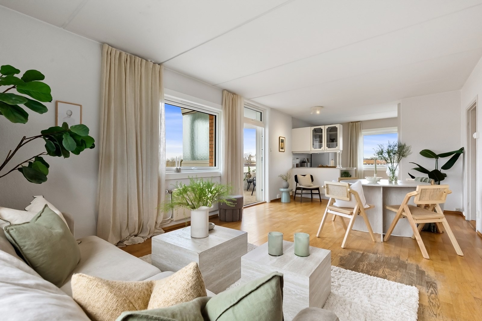 Leiligheten har rikelig med lysinnslipp fra tre kanter. Galleribilde