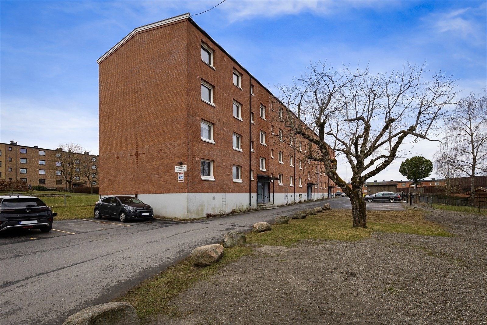 Borettsalget har 59 p-plasser som leies ut og tildeles etter venteliste. Ifølge styreleder er det stort sett gode muligheter for leie og p.t. er det en person på venteliste. Galleribilde