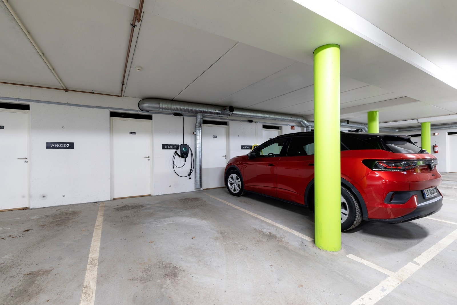 Det medfølger parkeringsplass med el.lader i byggets garasjekjeller. Forøvrig parkering etter områdets gjeldene bestemmelser. Gjesteparkering i garasjekjeller. Galleribilde