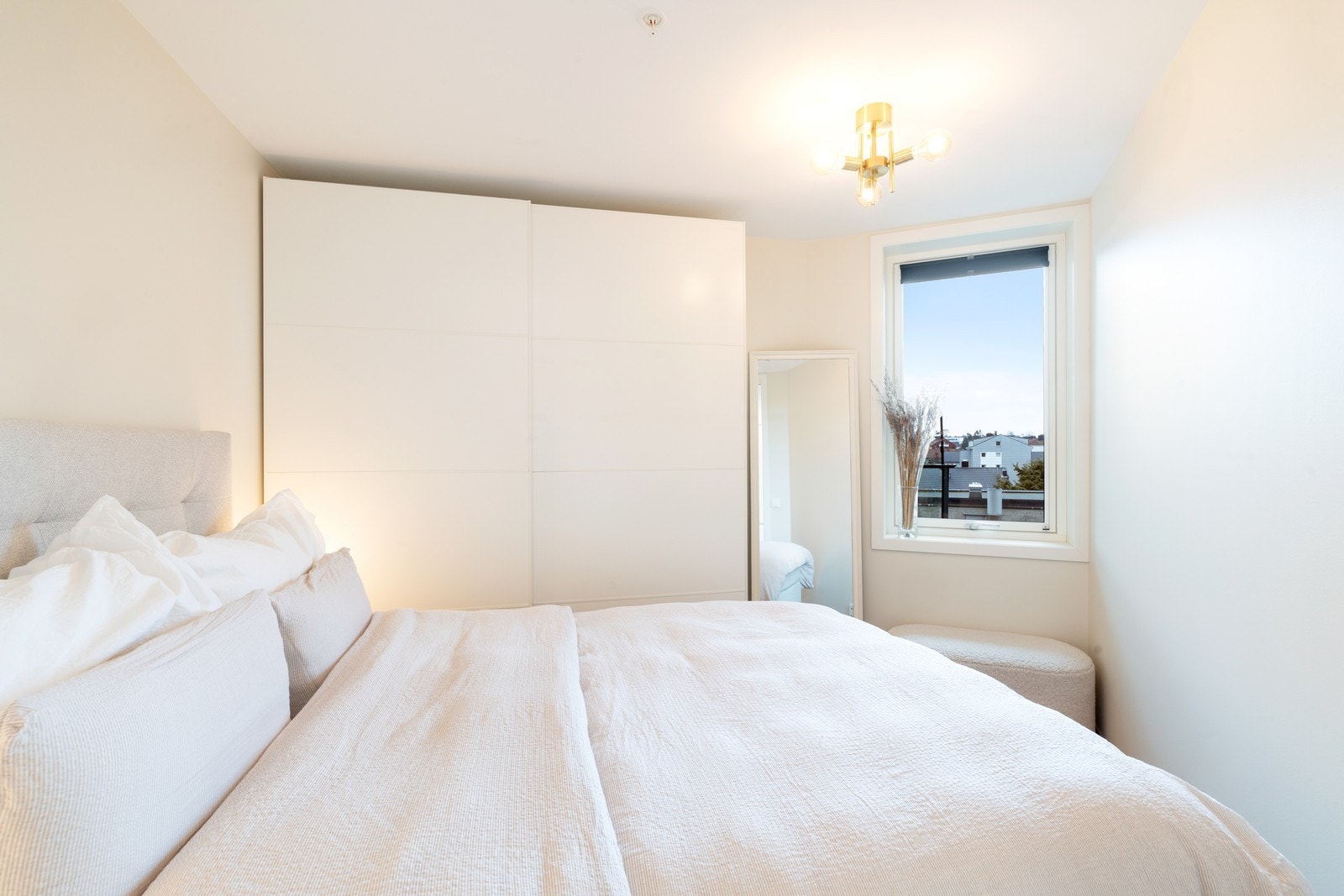 I leiligheten er det det to soverom hvor rommene har plass til seng med tilhørende møblement samt garderobeløsning. Hovedsoverommet er av god størrelse. Galleribilde