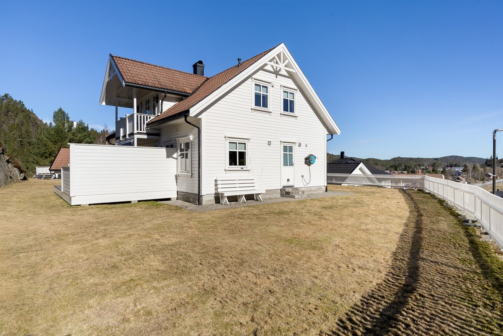 Tomten rundt boligen er slett og innbyr til lek og moro Galleribilde