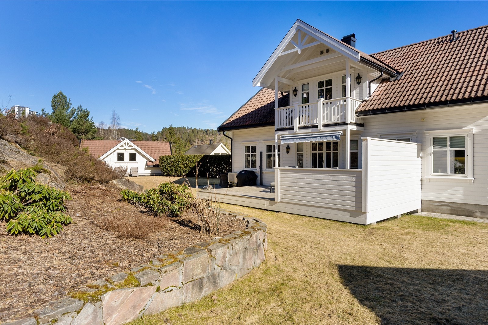 Her er det kort vei til barnehage, skole, butikker, fine turområder, badeland og treningssenter m.m. Galleribilde