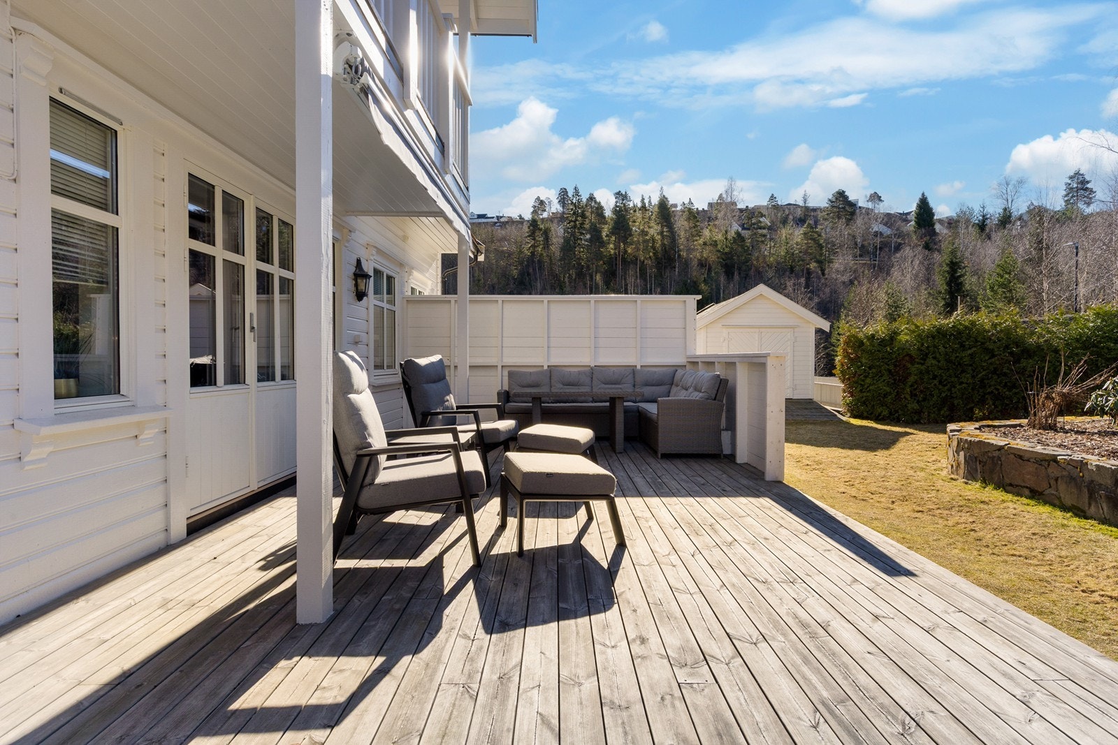 Hyggelig terrasse rett ut fra stuen, med stor plen rundt Galleribilde