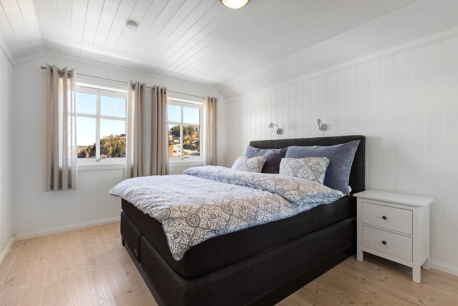 Romslig hovedsoverom med skyvedørsgarderobe Galleribilde