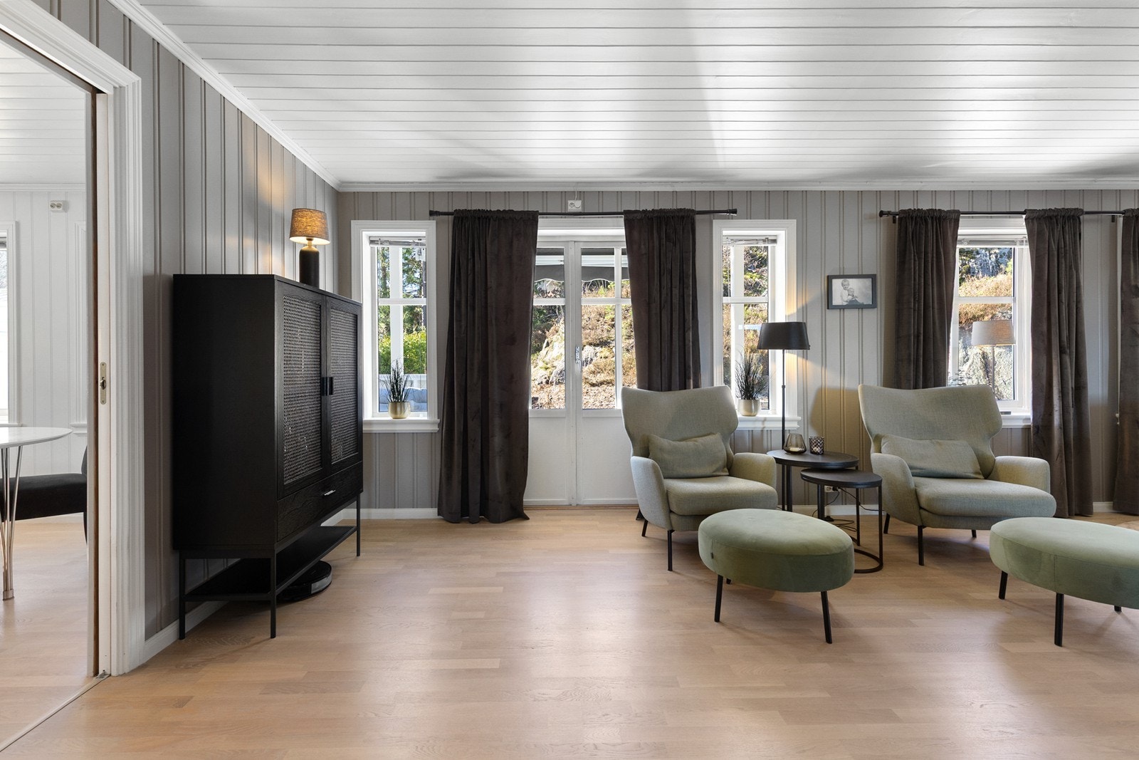 Hyggelig stue med god plass til flere soner og utgang til terrassen Galleribilde