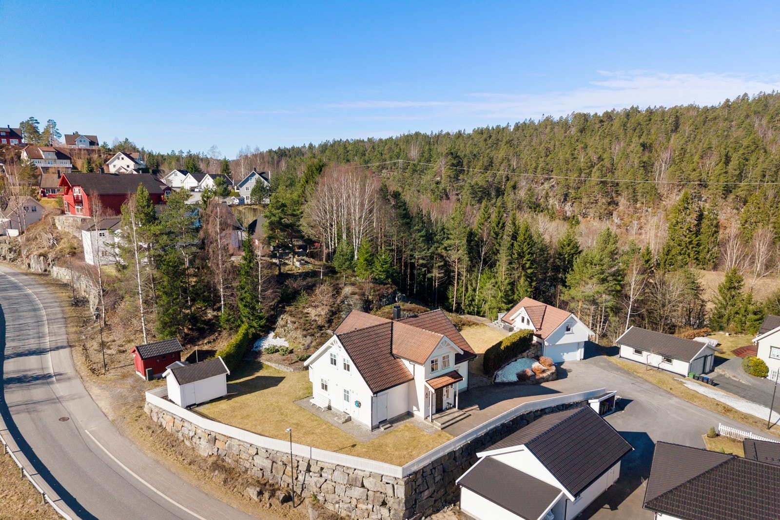 Romslig og usjenert tomt som innbyr til lek og sosialt samvær- stor plen, terrasse og asfaltert innkjørsel Galleribilde