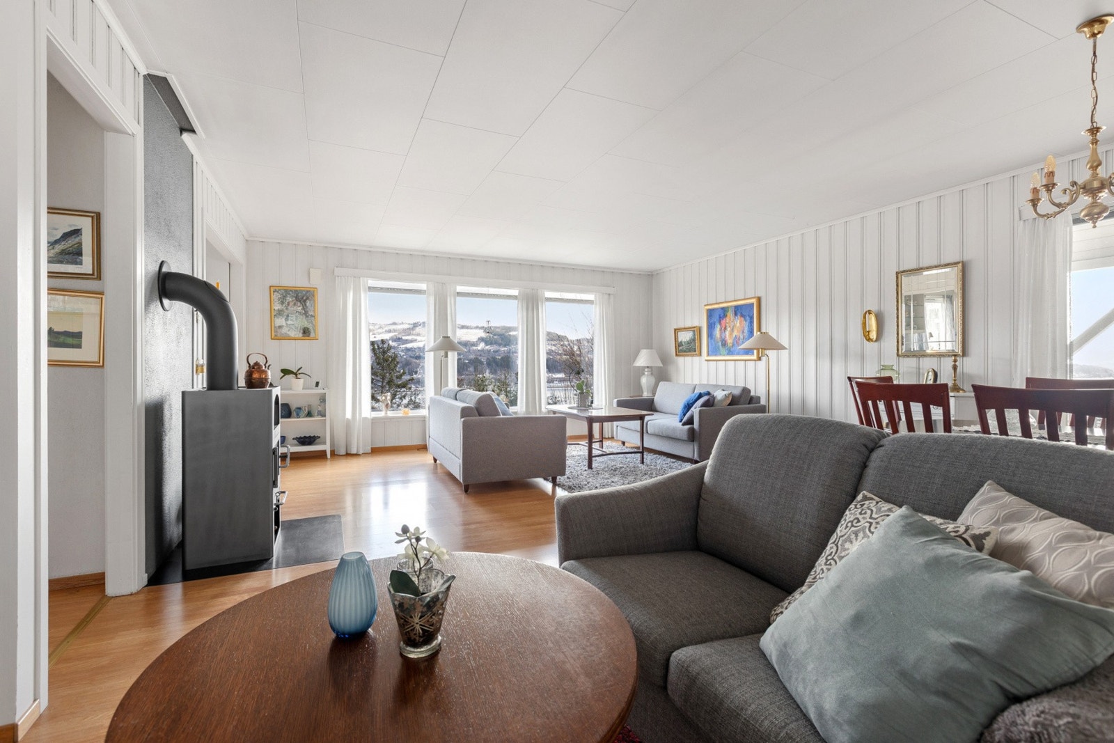 Fra stuen er det enkel adkomst til uteplass, hvor du kan nyte både sol og utsikt. Galleribilde