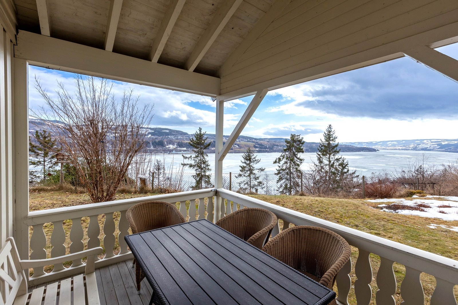 Overbygd terrasse med nydelig utsikt - perfekt for rolige dager ute. Galleribilde