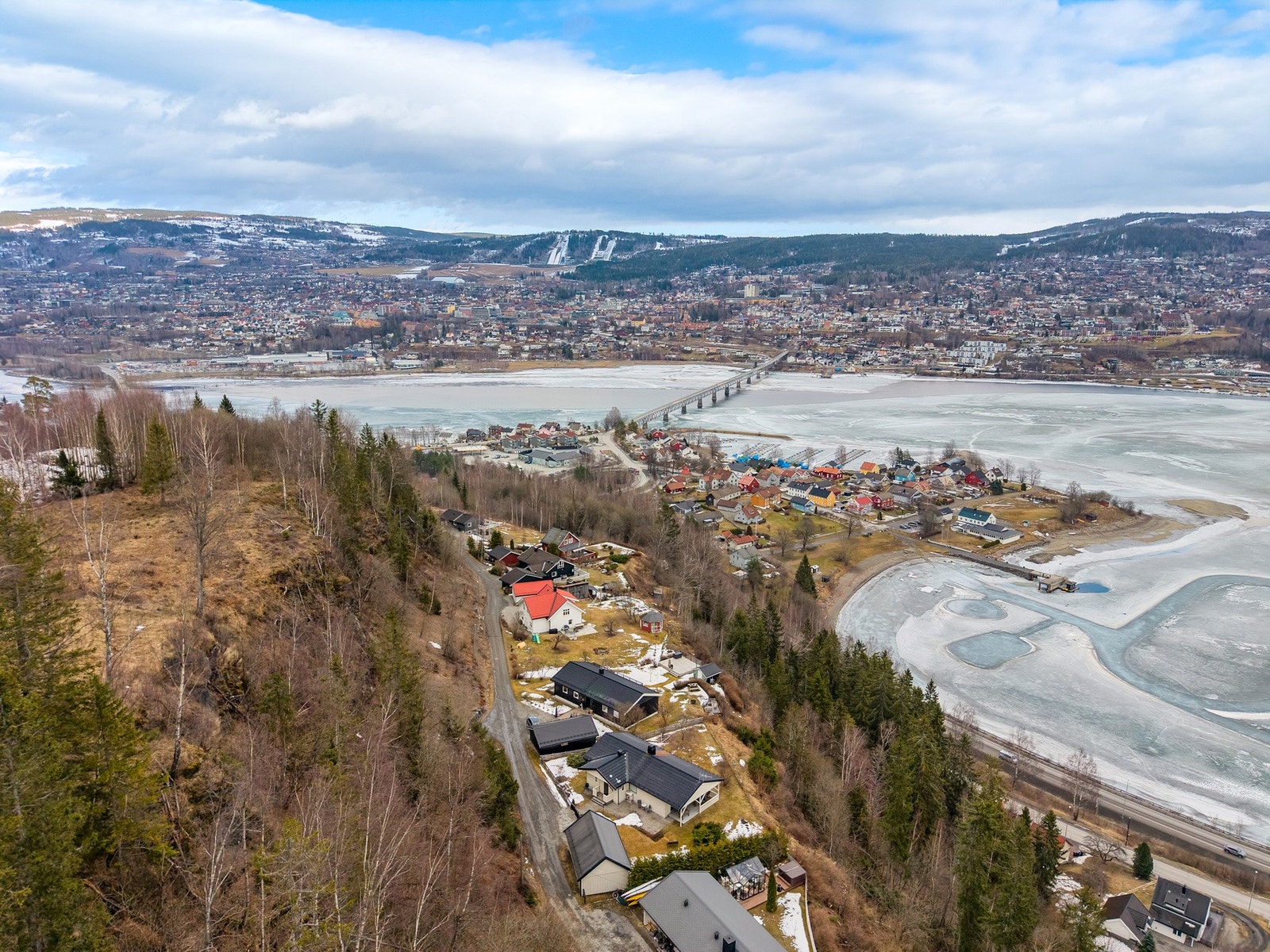 Eiendommen ligger høyt og fritt til rett ned for Vingnesenga med utsikt over byen og ned på Vingnes og Mjøsa. Galleribilde