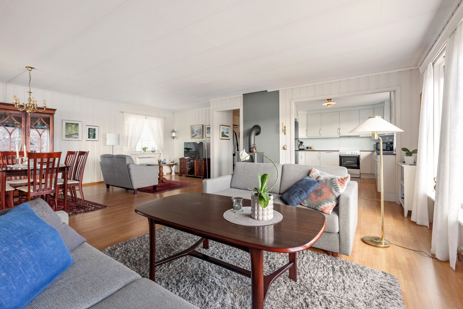 Her får du en romslig stue med store vindusflater som slipper inn godt med naturlig lys. Galleribilde