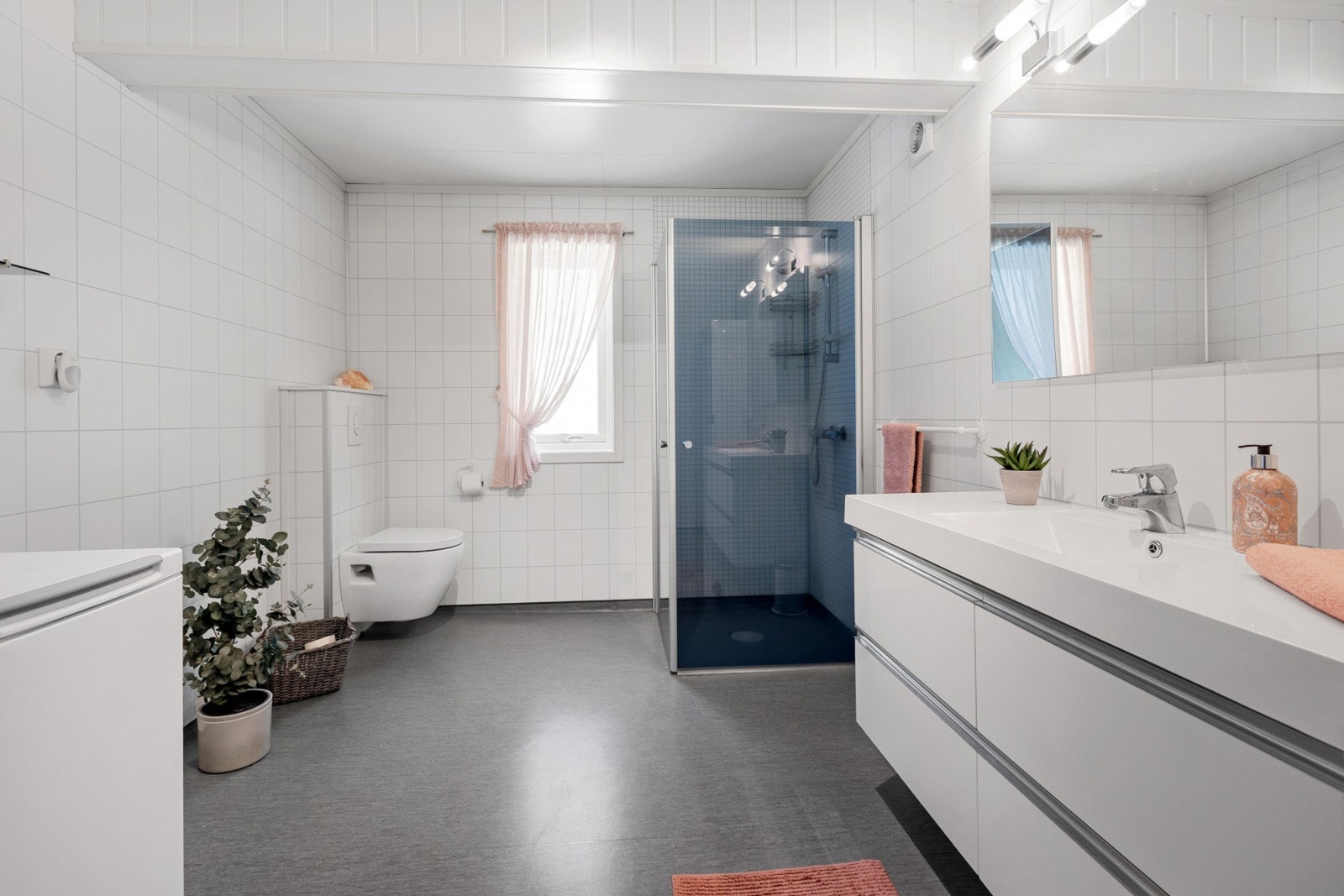 Varme i gulv og opplegg for vaskemaskin. Galleribilde