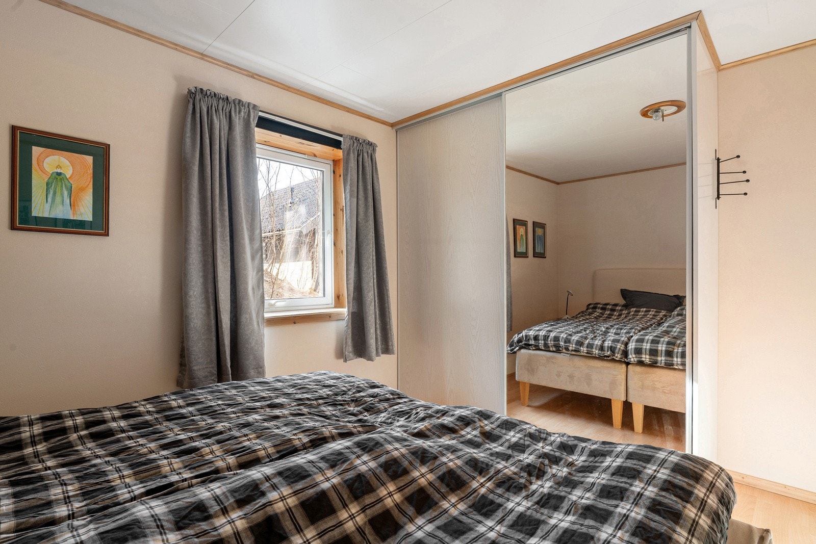 Hovedsoverom med skyvedørsgarderobe