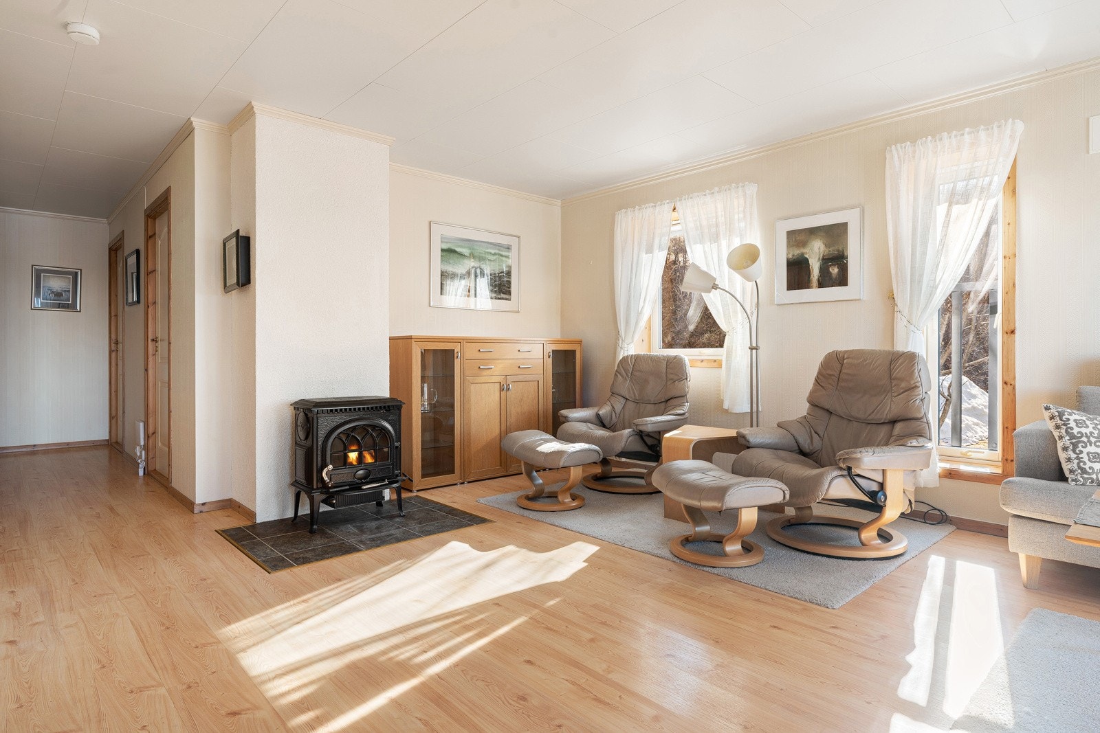 Stuen har vedovn, som gir behagelig varme!