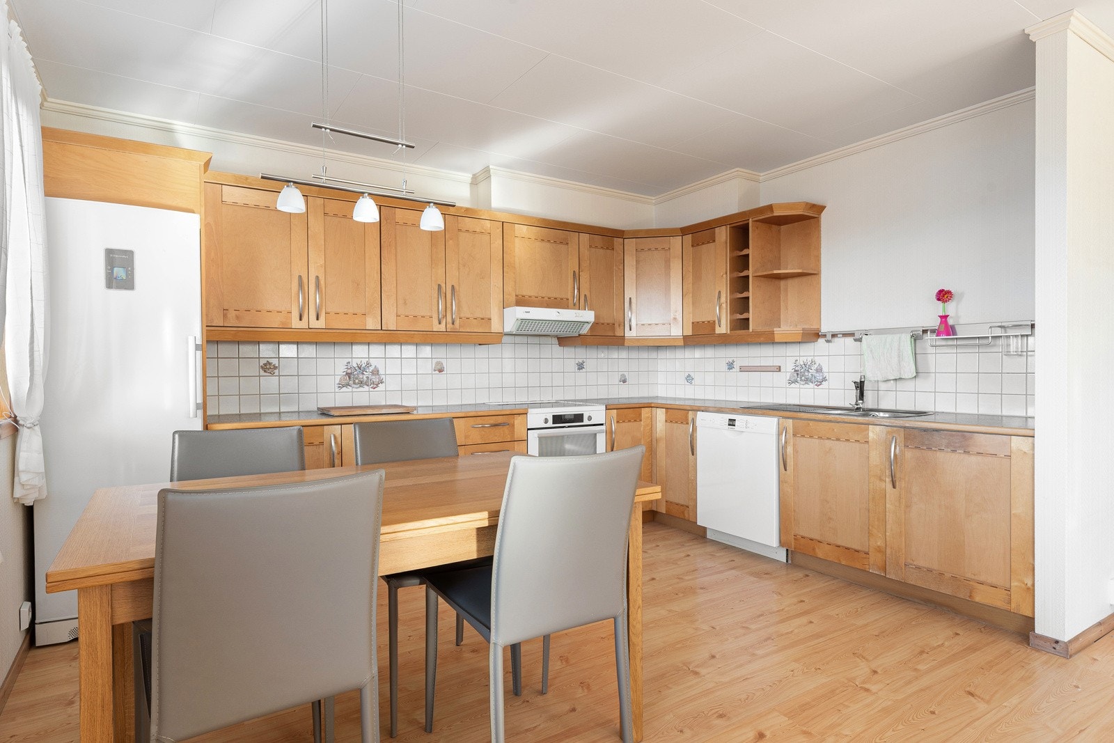 Kjøkkeninnredning med heltre fronter og laminat benkeplate.