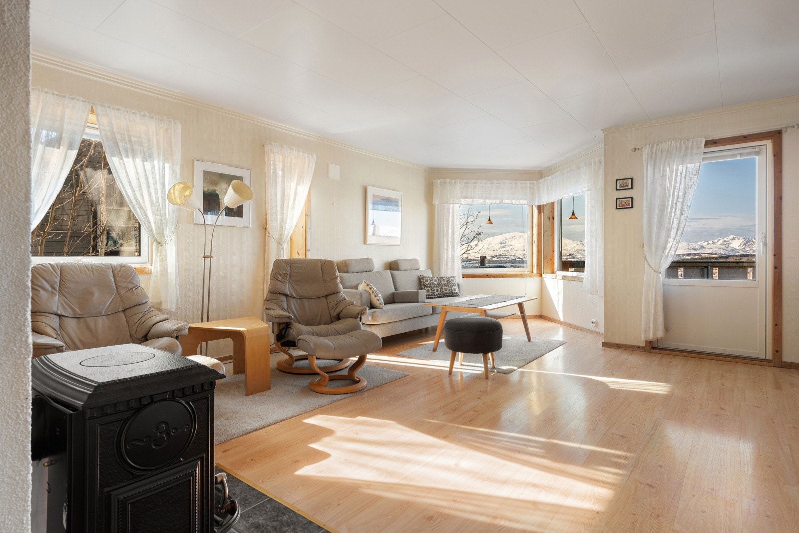 Romslig stue med store vindusflater i to himmelretninger som gir gode lysforhold!