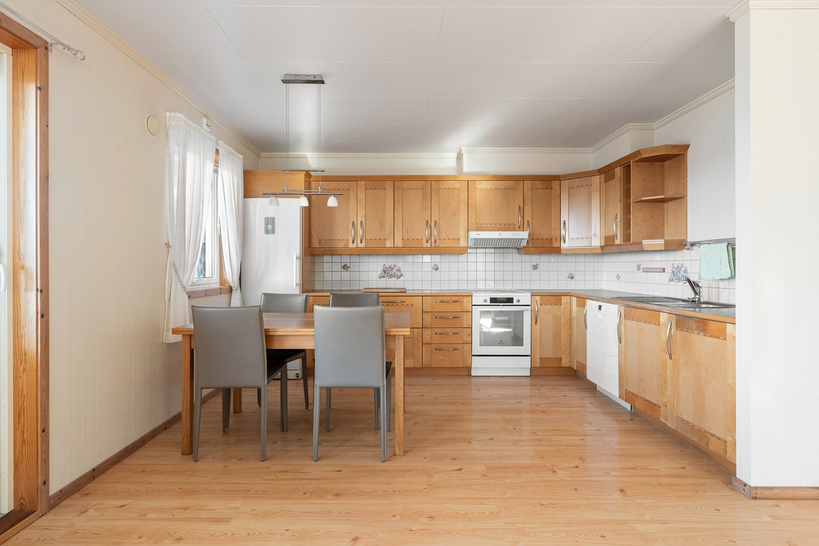 Kjøkkenet har en funksjonell utforming med rikelig med skap- og benkeplass!