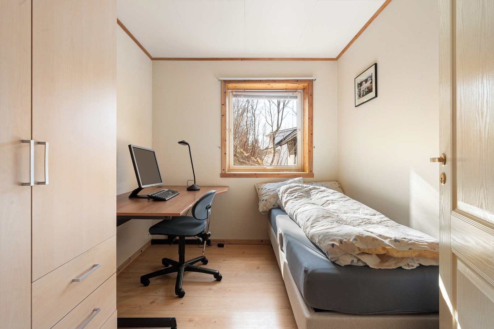 Soverom 2 med garderobeskap og kan fint fungere som barnerom eller kontor