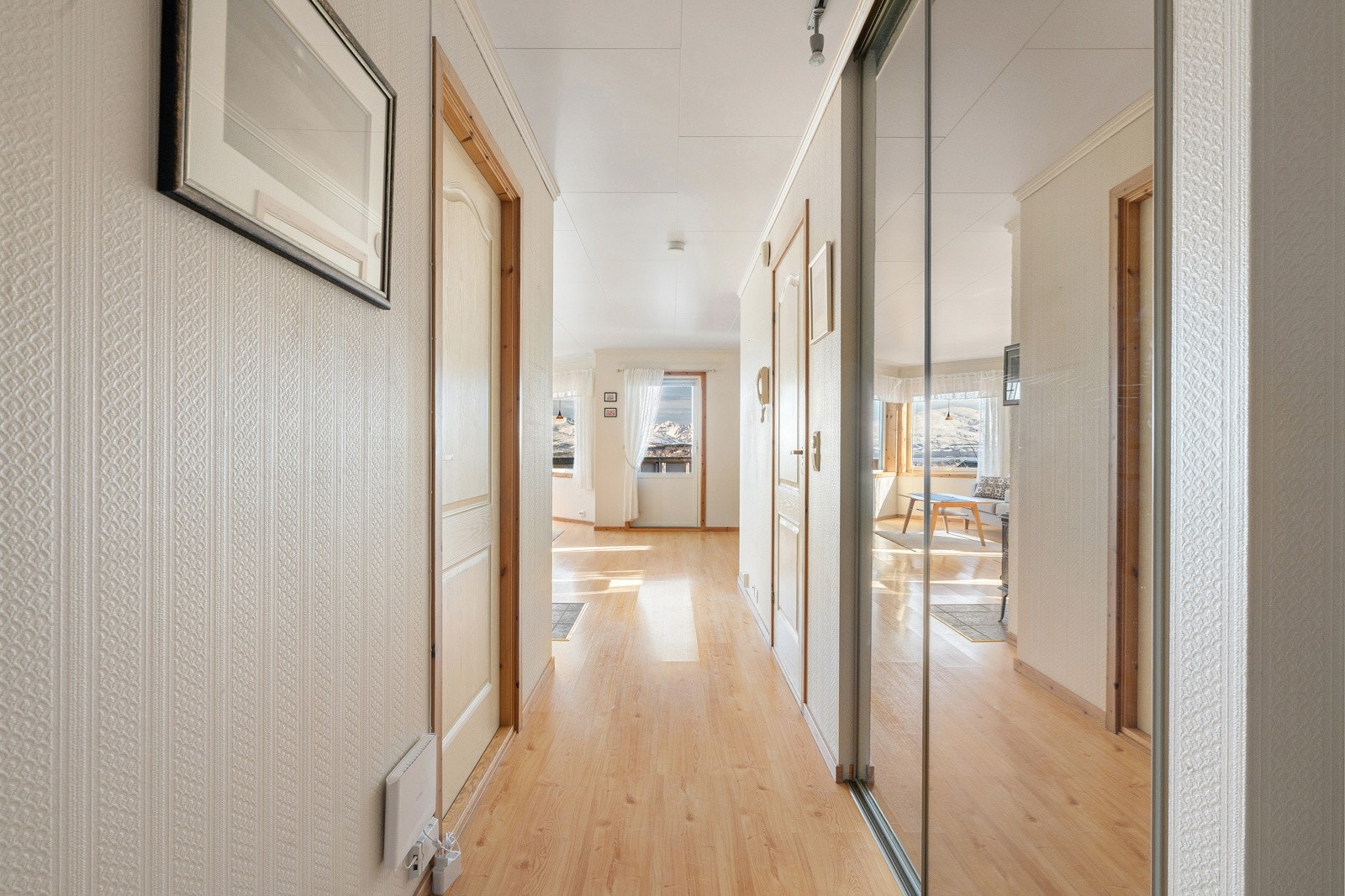 Gang med skyvedørsgarderobe med speildører