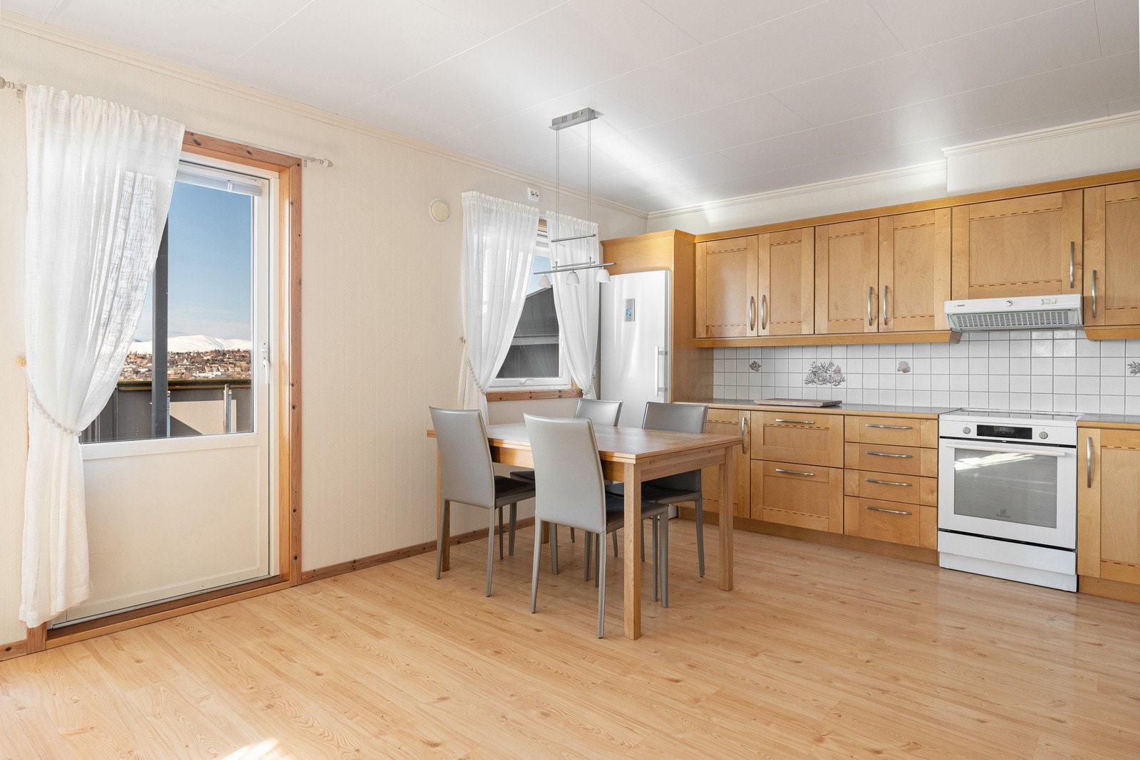 Spiseplassen har sin naturlige plass like ved kjøkkenet!