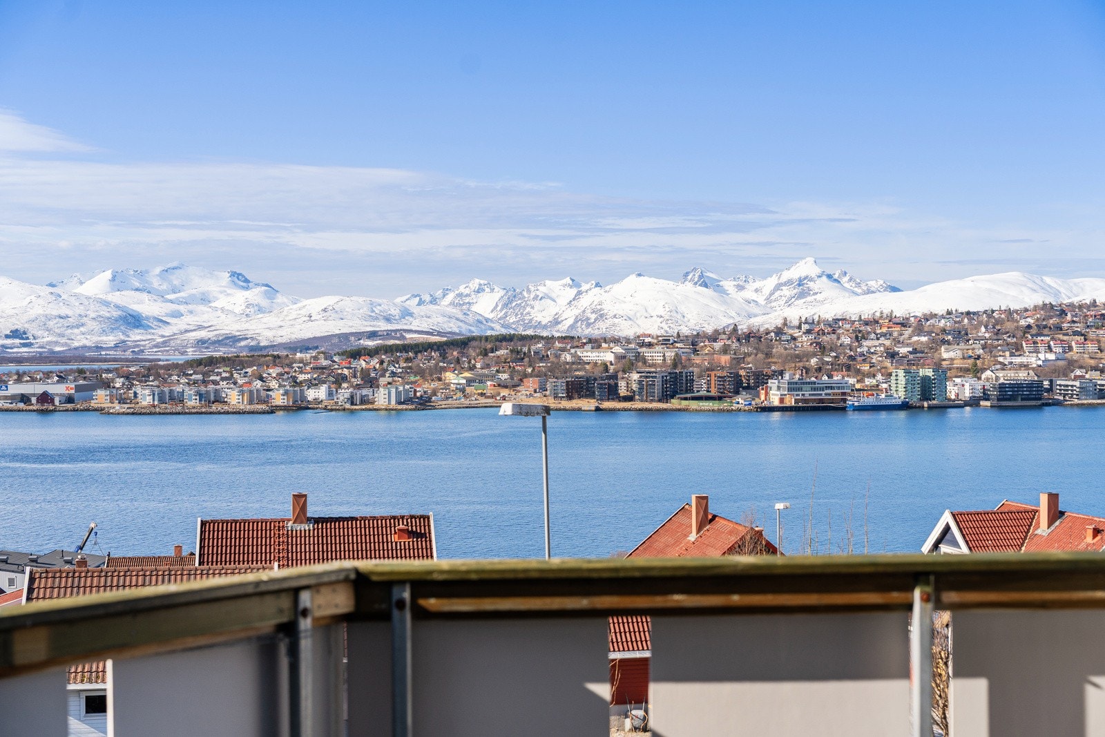 Fin intern beliggenhet i enden av rekken med fantastisk utsikt!